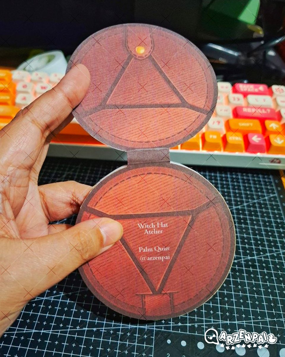 arzenpai's tweet photo. havent been this locked in to making anything for a while, i really love wha for churning my inspiration juices

made myself a palm quire !! ✒️
(with a surprise brushbuddy inside)

took a few tries and multiple prototyping before i got to the latest ver

#witchhatatelier #Δ帽子 https://t.co/XjZnu6yYrw