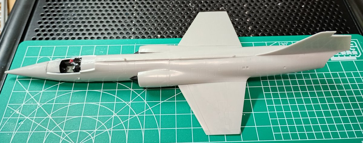 kmismer's tweet photo. 今日は胴体を合体。エアインテーク？と胴体が混じり合い滑らかに反り上がるノズルへと向かう流れが有機的で美しい。上と側面の合いを優先して接着したら裏の左側結構隙間できちゃった。羽を差し込んでみたが短いな。羽なんて飾りですよ？ https://t.co/msN3Rw7vMw