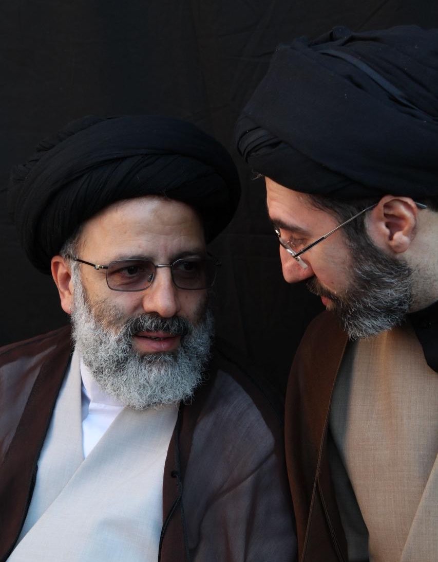 yarekhooban's tweet photo. پسرا میتونن اینجوری نگاهت کنن و فکر کنن چه مقدار تراکم ابری و غلظت مه در هوا باعث کاهش دید خلبان بالگرد و برخورد به کوه می‌شه. https://t.co/sjFvgzhNki