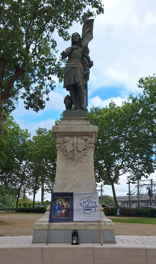 FrancePrie's tweet photo. "Le Rosaire sauvera la France"
#LaFrancePrie tous les Mercredis pour notre Pays. Rejoignez un chapelet près de chez vous !
https://t.co/gQ88wJqUZr https://t.co/Mr96NOJdGd