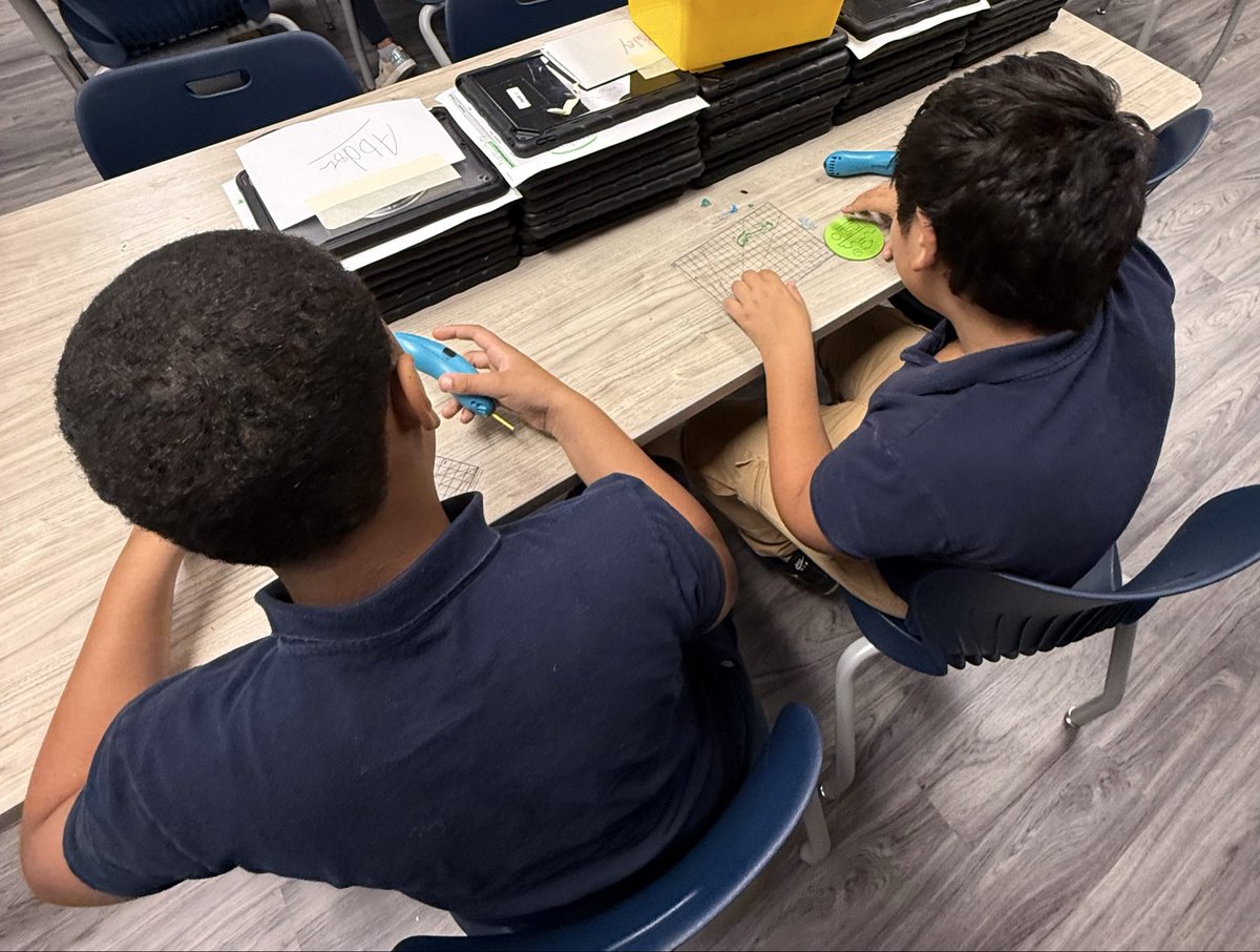 SMCLAbookden's tweet photo. Creativity and imagination are all you need to think outside the box with 3D Doodle Pens @CREWatDISD @SMCLAbookden @ProjectReadDISD @DISD_Libraries @DISDLibDirector @RubyGarzaDISD @LauraRubioGarza https://t.co/9RhDUMhiVo