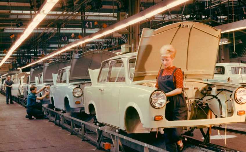 GDRvisuals's tweet photo. Production line of the Trabant 601 at the VEB Sachsenring Automobilwerke factory in Zwickau, 1960s. https://t.co/PAuMMezwuC
