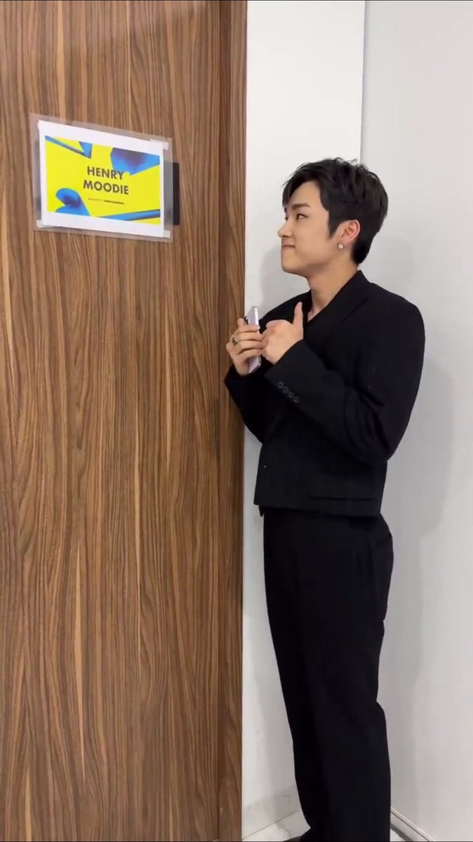 hey0125_'s tweet photo. Kenapa gak dihari yang sama kayak XH ajaaa??? 😭

Capek ngeliat XH sama Henry Moodie mainnya cuma saling ketok pintu doang gak pernah nyanyi bareng 😭 https://t.co/JFpF8AsQhz