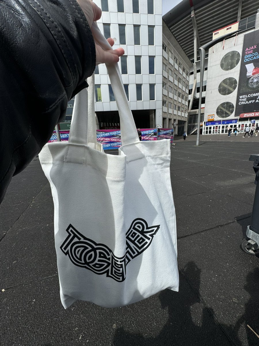 HarryArgentina's tweet photo. Al parecer escucharon la queja de los fans porque ahora los paquetes VIP también están recibiendo una Tote Bag 🥴 #TogetherTogether 
#TogetherTogetherAmsterdam

©Lleahrryy https://t.co/NxS71Pkoqz