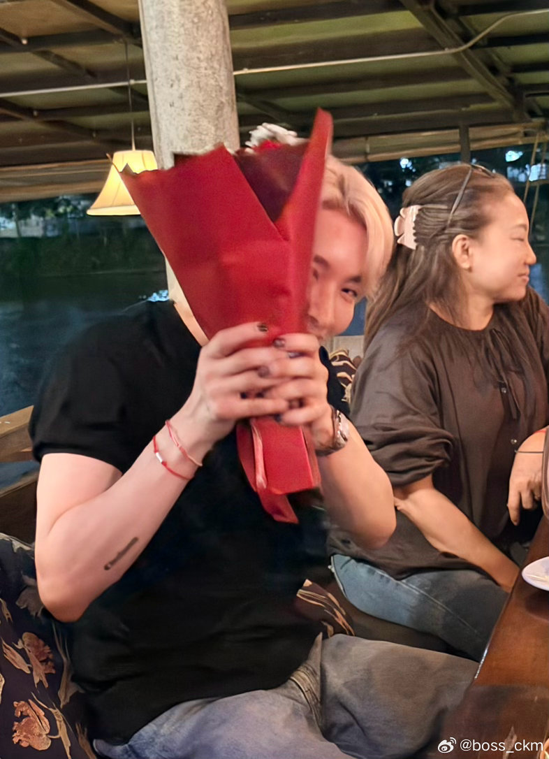 Noeul_lee6 🐰：Let me show you a flower with both red and white