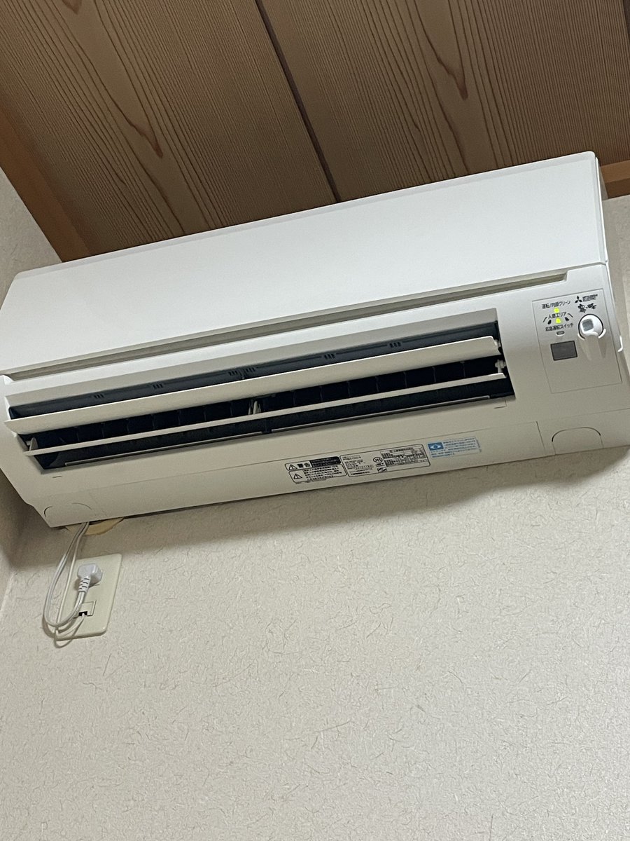 暑くて寝苦しそうだったので昨夜からエアコンを入れました 今夜も暑い