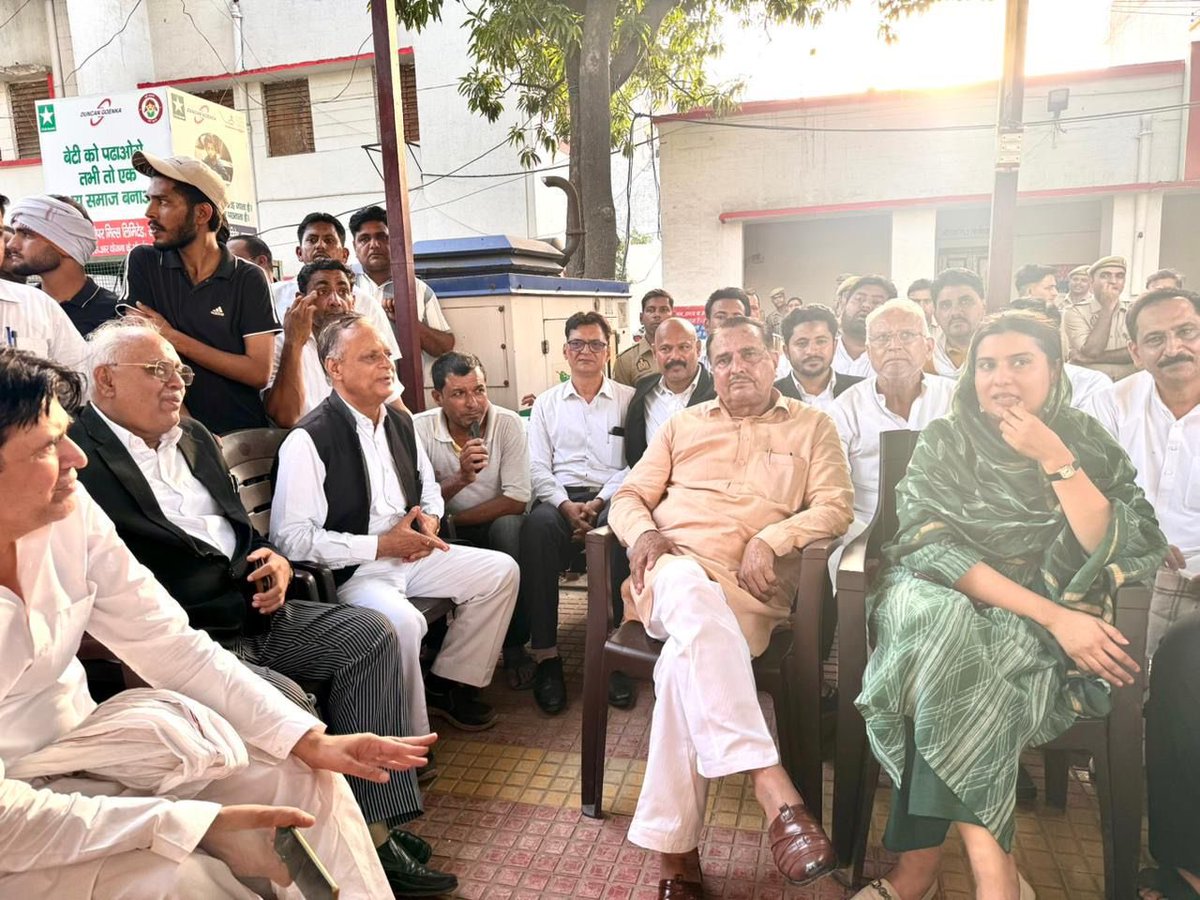samajwadiparty's tweet photo. समाजवादी पार्टी, उत्तर प्रदेश
19, विक्रमादित्य मार्ग, लखनऊ
प्रकाशन/प्रसारण हेतु-    दिनांकः20.05.2026
    समाजवादी पार्टी के राष्ट्रीय अध्यक्ष एवं पूर्व मुख्यमंत्री श्री अखिलेश यादव ने कहा है कि जब इंसाफ की आवाज उठाने के लिए किसी को हिरासत में ले लिया जाए, वही समय कलियुग है। समाजवादी पार्टी की सांसद का गुनाह क्या केवल इतना है कि वो उस मां की मदद कर रही थी, जिसने अपना बेटा खोया है, और जो संवेदनहीन, निर्मम भाजपा राज में न्याय के लिए दर-दर की ठोकरें खाने को मजबूर है। भाजपा के समर्थक भी इस बात से शर्मिंदा होंगे और इस जुल्म और ज्यादती की निंदा करेंगे।
    स्मरणीय है कि सहारनपुर उत्तर प्रदेश के शामली जनपद में मोनू कश्यप हत्याकांड में पीड़ित परिवार के लोग कैराना सांसद इक़रा हसन व पूर्व मंत्री मांगेराम कश्यप के साथ न्याय के लिए सहारनपुर परिक्षेत्र के डीआईजी से मुलाक़ात के लिए पहुंचे थे। इस दौरान पुलिस प्रशासन ने पीड़ित परिवार के साथ अभद्र व्यवहार किया और बदसलूकी की तथा शांति भंग का बहाना बनाकर पूर्व मंत्री मांगेराम कश्यप प्रदेश सचिव समाजवादी पार्टी सहित पीड़ित परिवार के सदस्य व कश्यप समाज के अन्य लोगों को जेल भेज दिया।
    पुलिस ज़्यादती के विरोध में समाजवादी पार्टी के नेता और कार्यकर्ता कैराना सांसद इकरा हसन व सहारनपुर लोकसभा के पूर्व सांसद हाजी फज़लूर्रहमान के साथ थाना सदा बाज़ार सहारनपुर पहुंचे तथा वहीं शांतिपूर्वक धरने पर बैठ गए।
    कैराना सांसद इकरा हसन व पूर्व सांसद हाजी फज़लूर्रहमान ने इस दौरान सभी कार्यकर्ताओं से संयम बरतने की ताक़ीद करते हुए कहा कि हमें संविधान के दायरे में रहकर अपनी लड़ाई को लड़ना है। सरकार आज पीडीए समाज के लोगों पर ज़्यादती कर रही है और न्याय मांगने पर पीड़ितों को ही जेल भेजा जा रहा है। लेकिन ज़ुल्म का ये अंधेरा अब और ठहरने वाला नहीं है। आने वाले 2027 के विधानसभा चुनाव में पीडीए समाज विरोधी भाजपा सरकार की विदाई तय है।
    इस दौरान विधायक नाहिद हसन, विधायक आशु मलिक, अली ख़ान अनुज विधायक उमर अली ख़ान, पूर्व विधायक वीरेंद्र ठाकुर, पूर्व विधायक माविया अली, पूर्व विधायक मनोज चौधरी, चौधरी जान निसार एडवोकेट, प्रवेज़ एडवोकेट, शादान शाह एडवोकेट, सलीम राव एडवोकेट, नदीम एडवोकेट, जमाल सबरी एडवोकेट, मज़ाहिर राणा प्रदेश सचिव, चौधरी अमित गुज्जर, टिंकू अरोड़ा पार्षद, चौधरी अबूबकर, फरहाद गाड़ा, फहाद सलीम पार्षद, रिज़वान जोगी पूर्व पार्षद, रोहित कश्यप, रियाज़ गाड़ा, रईस मलिक, सुदेश गुज्जर, शैलेश चौधरी ज़िलाध्यक्ष सपा व्यापार सभा, शराफ़त ख़ान चेयरमैन तीतरो, चौधरी विनोद पंवार, धर्मवीर खटाना प्रदेश सचिव, हैदर अली पुत्र माविया अली पूर्व विधायक, मोनिस रज़ा पुत्र हाजी फ़ज़लूरहमान पूर्व सांसद, चौधरी साजिद हसन, चौधरी वसीम हसन, फैसल सलमानी कार्यालय प्रभारी, हाजी नवाब अंसारी महानगर अध्यक्ष, इंजीनियर विजेश शर्मा, रिहान ख़ान पूर्व सांसद प्रतिनिधि, ऋषभ त्यागी, विक्की, कैफ़ क़ुरैशी, चौधरी सलीम अख़्तर पूर्व ज़िला पंचायत सदस्य, फरहान ख़ान प्रतिनिधि बेहट विधायक, हैदर मुखिया प्रतिनिधि देहात विधायक, कमलजीत प्रधान, सैयद हस्सान पीआरओ व मीडिया प्रभारी पूर्व सांसद आदि उपस्थित रहे।
          (राजेन्द्र चौधरी)
           मुख्य प्रवक्ता