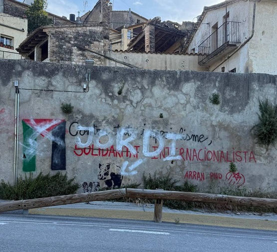 elcargolpenedes's tweet photo. 👀Insults, pintades i guerra política a Subirats: la CUP i Junts xoquen pel relat dels incidents
https://t.co/6N9a9zA3PS https://t.co/dWTur7brhI