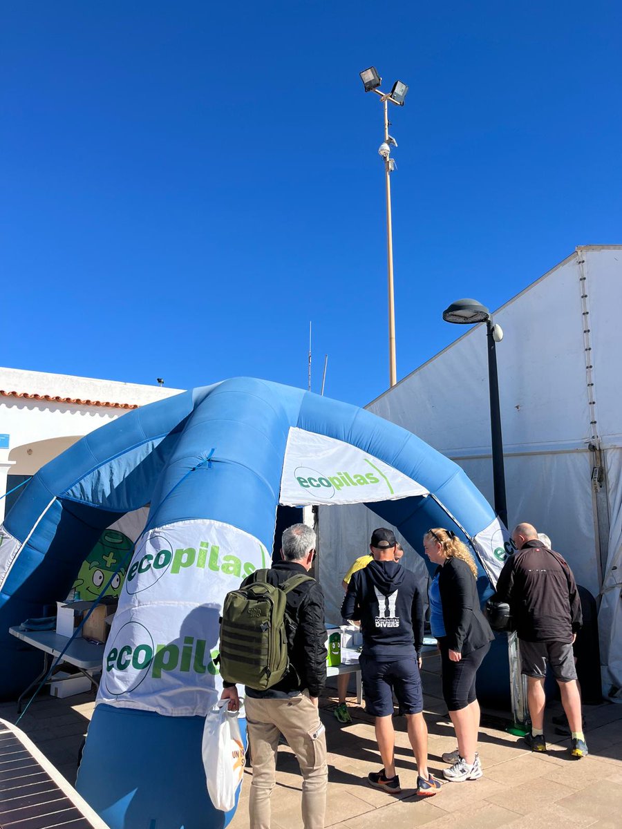 ecopilas's tweet photo. 🌍 ¿Qué tiene que ver reciclar pilas con correr en paraísos naturales como Formentera? Mucho + de lo que parece.
En #Ecopilas hemos formado parte de la @21kmFormentera🏃‍♀️🌿

Además, visitamos el IES Marc Ferrer para concienciar sobre #reciclaje de #pilas y #baterías 🔋♻️ 
#deporte https://t.co/hlHM0MR5uk