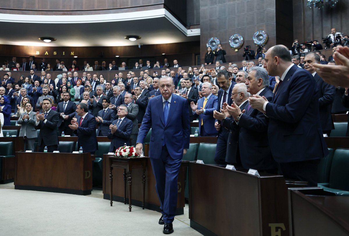 kurtcancelebi's tweet photo. Gençleri hafife alan, gençlere sırtını dönen bir hareketin başarı şansı yoktur. 

Gençlerin omuz vermediği bir mücadele zafere ulaşamaz, kalıcı olamaz. Merhum Nurettin Topçu üstadımızın dediği gibi, “Gençlik geleceğin tohumudur. 

Bunun için gençliğe yüz çeviren, geleceğe yüz çevirmiş demektir.

                         RECEP TAYYİP ERDOĞAN