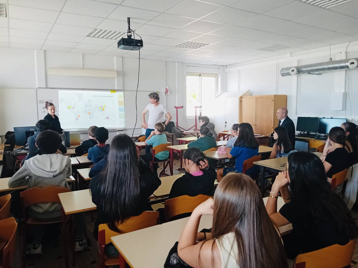 DSDEN82's tweet photo. #SensibilisationAuxEcrans A l'occasion de la semaine sans écran, tous les élèves du collège Jean de Prades de Castelsarrasin ont décidé de relever le défi proposé sur https://t.co/rjNPEgO0lD. Le DASEN  &amp; Mme Millet, la psychologue et CT en santé mentale se sont rendus sur place. https://t.co/LZSO13edIn