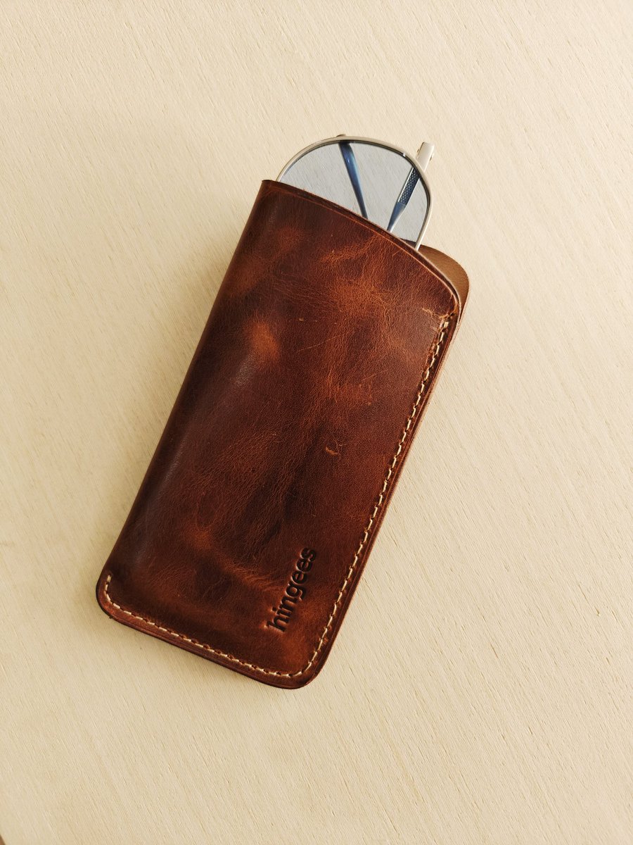 hingees's tweet photo. Every Hingees leather pieces feels personal from the very first carry.

Crafted with full grain leather that only gets better with time. This is a timeless gift that is appreciate for a long time.

Shop on website. https://t.co/DIPM1tJ1jK https://t.co/hRs8TLqVeN