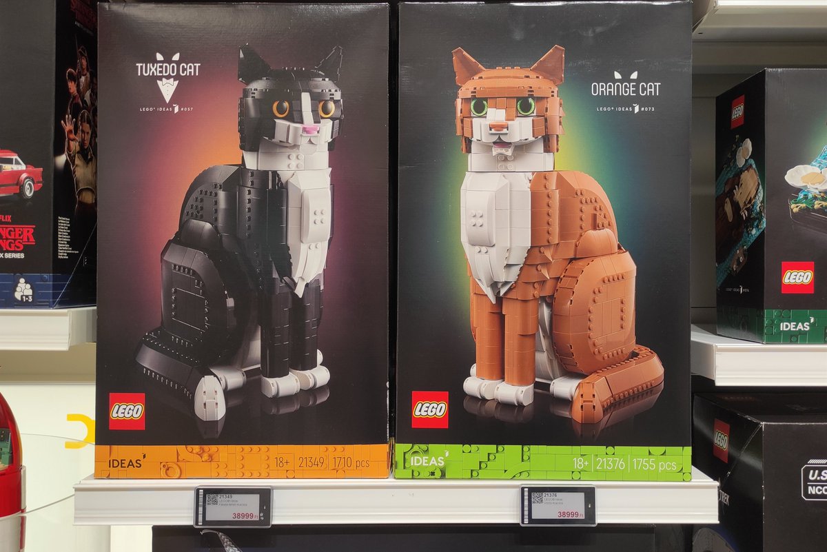 erkannk's tweet photo. I wonder what causes the difference in the number of pieces between the Tuxedo Cat (1710 pieces) and the Orange Cat (1755 pieces)... Let’s make that today’s puzzle @LEGO_Group https://t.co/rkrpXQCWre