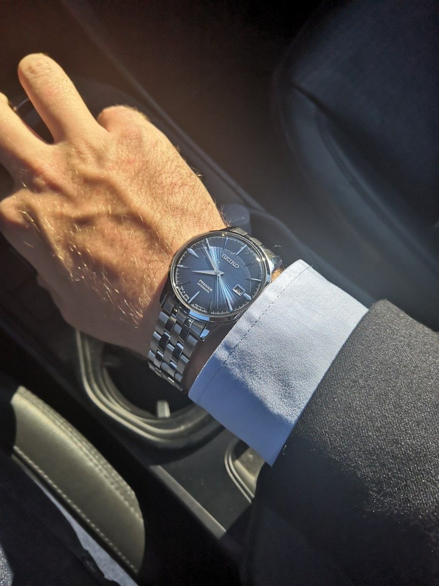 CodigoMental777's tweet photo. 1/Seiko Presage Cocktail Time (SRPB41)
Su esfera texturizada con un patrón que emula los destellos de un cristal captura la luz de una forma que solo ves en alta gama.
Cómo combinarlo: El compañero definitivo para un blazer azul marino o trajes oscuros en reuniones de negocios importantes.
