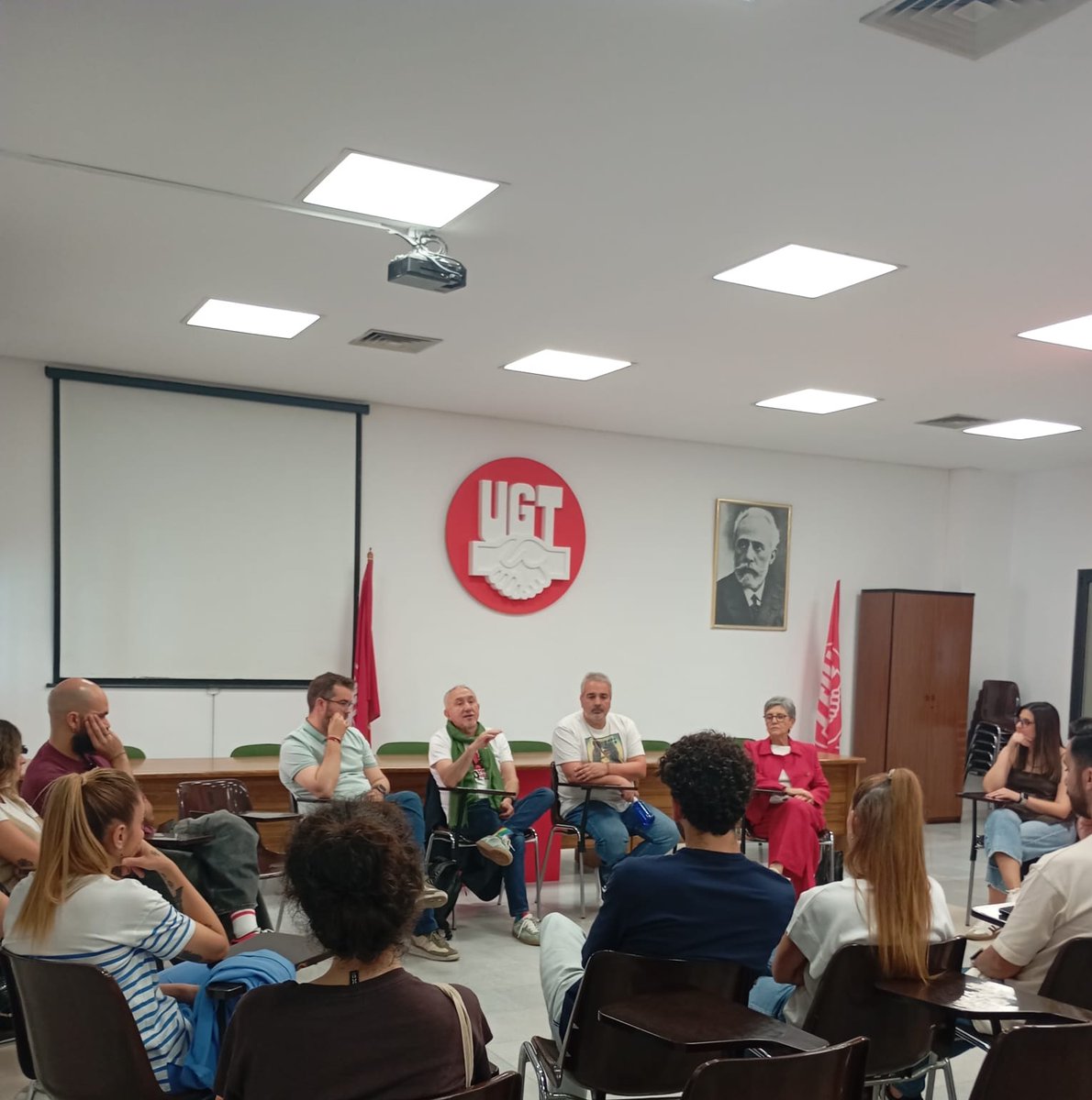 UGTExtremadura's tweet photo. 🔴 UGT ha celebrado una asamblea con delegados y delegadas del Comercio Textil y de las empresas afectadas por el posible Convenio de Arte, tras la firma del preacuerdo por parte de CCOO y Fetico de cara a la huelga convocada este sábado. https://t.co/WP4SVrl4ei