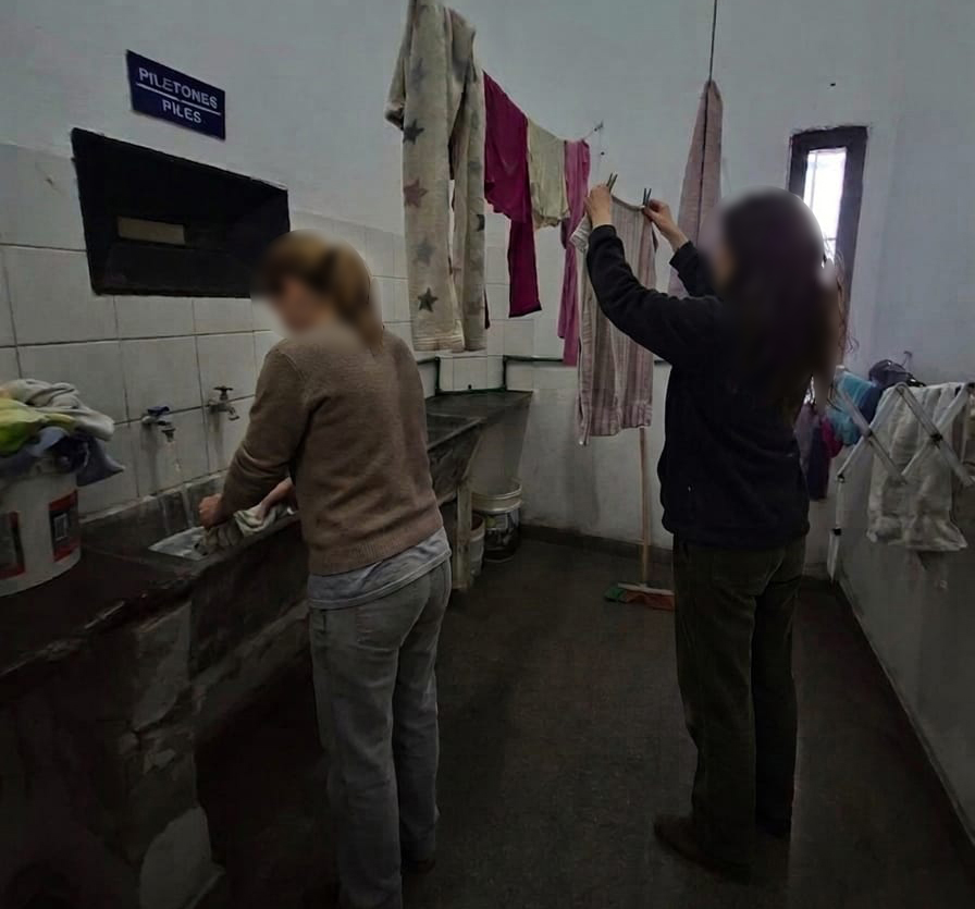 PPNArg's tweet photo. 📍 Ezeiza | Integrantes de la PPN realizaron un monitoreo en el Complejo Penitenciario Federal VII, donde se llevó adelante un relevamiento en los pabellones del sector de Planta de Madres. 

🔎 El Equipo de Género y Diversidad Sexual relevó las condiciones materiales de detención y mantuvo entrevistas individuales con las mujeres alojadas en dicho sector. Durante los encuentros, se abordó el acceso a la justicia, la salud, la vinculación familiar y el cuidado de niños y niñas. 

Como resultado, se identificaron problemáticas estructurales relacionadas con las condiciones materiales de los espacios, tales como el deficiente funcionamiento de duchas y sanitarios. 

👥 Esta acción de control, centrada en garantizar los derechos de mujeres embarazadas y madres alojadas con sus hijos e hijas, concluyó con el relevamiento de demandas que serán canalizadas ante las autoridades competentes para su pronta resolución.