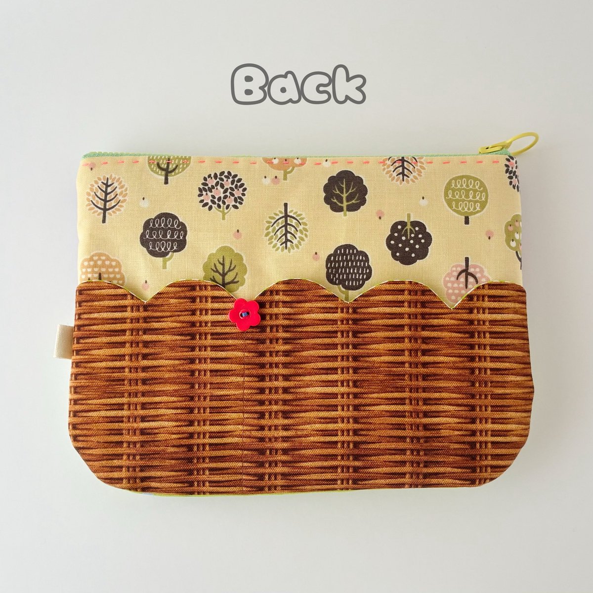 birch_5's tweet photo. ひつじとアルパカとりんごの刺繍をした
ぺたんこなポーチも出来ました🐑🦙🍎
内側と外側に仕切りのあるポケットをつけました♪

#デザフェス63
出展日▶︎5/24(日)
出展名▶︎ユサバイモ
I-290〜294(南館1階) https://t.co/KyLPuqOFpp