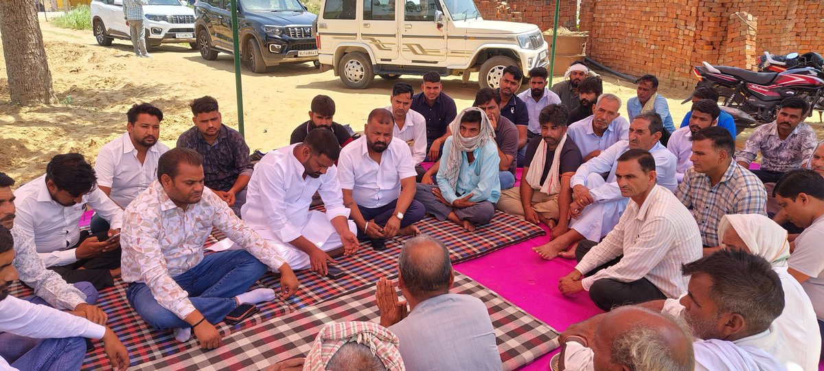 Jitendra_Hatwal's tweet photo. विगत दिनों नीट पेपर लीक से आहत झुंझुनू के गुढा गोरजी में आत्महत्या करने वाले भाई #प्रदीप_मेघवाल के परिजनों से आज मुलाक़ात की।

वीडियो कॉल के माध्यम से बड़े भाई चंद्रशेखर आजाद जी ने पीड़ित परिवार से बात कर अपनी संवेदनाएं व्यक्त की और आश्वासन दिया कि न्याय की इस लड़ाई में भीम आर्मी,  आज़ाद समाज पार्टी मजबूती से परिवार के साथ खड़ी रहेगी। @BhimArmyChief @VinayRatanSingh