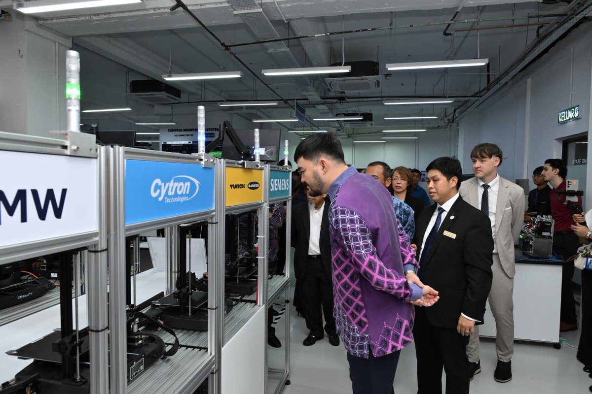 cytrontech's tweet photo. Here’s to pushing boundaries and driving a greener, smarter future together! 🥂🌱

#Cytron #SHRDC #Sinergi #TechInnovation #GreenTech #Selangor #STEM #IndustrialTransformation https://t.co/q8c7yw0WMj