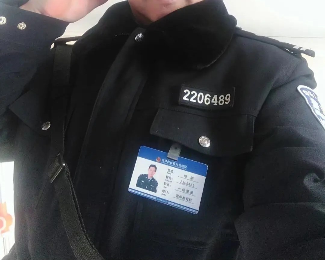 badge tweet media