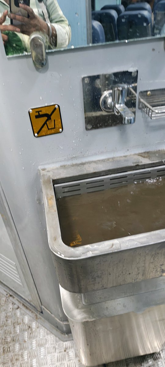 ekvirus_'s tweet photo. This is new coach added Today in flying ranee 12921/22 and from day one this is Issue in D6.
I am not Booked customer I am pass holder.

Please check why this is happening.
@WesternRly  @RailMinIndia @RailwaySeva @drmbct 

#westernrailway
#mumbairailway
#flyimgranee https://t.co/M2iURpXnfs