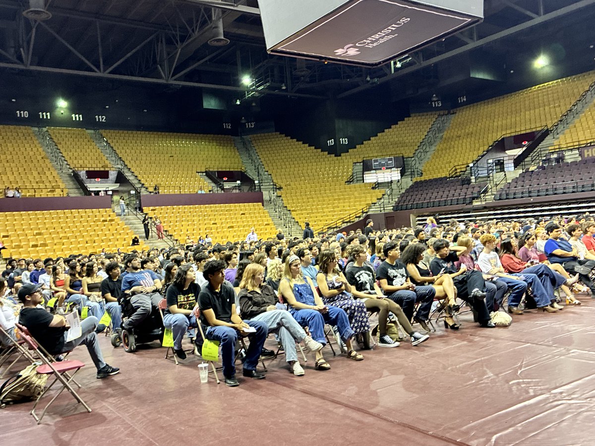 SMHS_SMCISD's tweet photo. Our seniors completed their final graduation walkthrough today as they prepare to cross the stage in just a couple of days! #RattlerPride #ClassOf2026 #GraduationReady #SeniorWalkthrough #StudentSuccess #SMHS #RattlerNation https://t.co/o8CqKdkUMZ