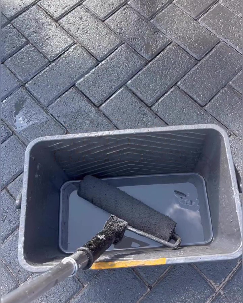 Smartseal's tweet photo. Driveway TRANSFORMATION using Block Magic 🔥

This is what a full block driveway and path refresh looks like without the £££ of a full replacement.

📸 - Kirsty Gore

#Driveway #BlockPaving #ModernHome #HomeDIY #HomeInterior https://t.co/xruNTIBuuo