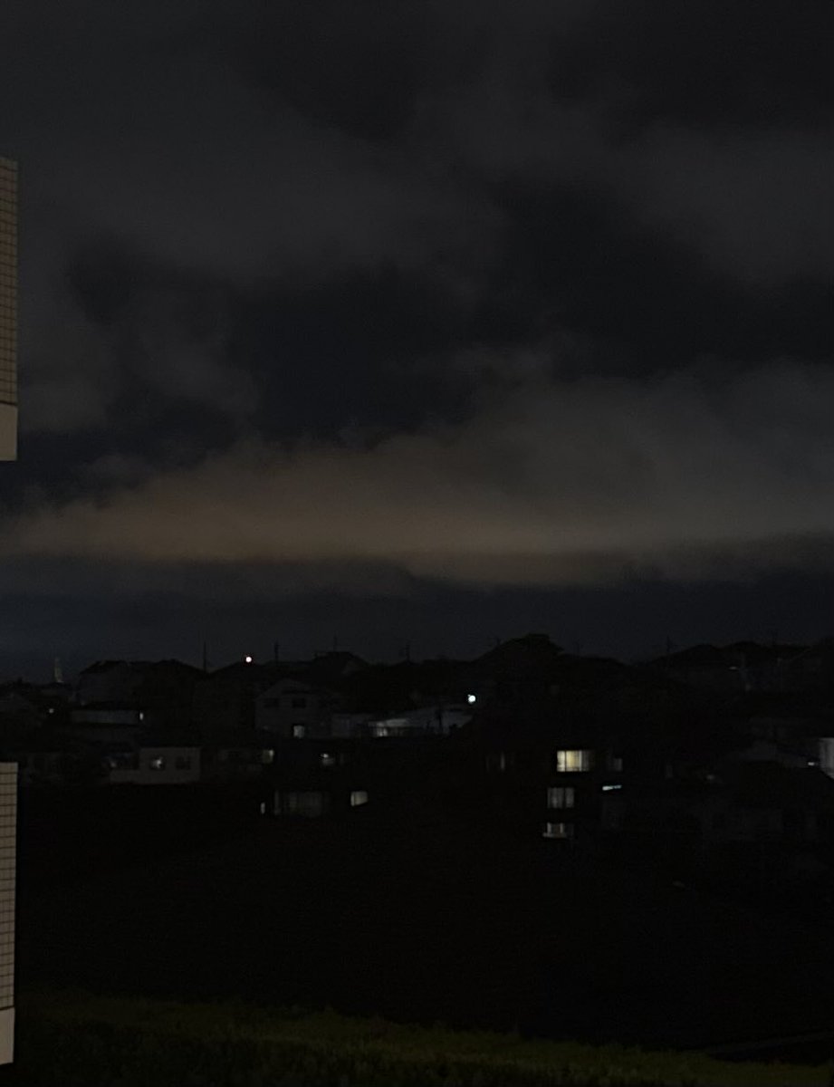 CCCalorina's tweet photo. ええと、いま、深夜0時を回りましたが…海の方面の空が明るいのはどうした？ https://t.co/aMJXym6tPV