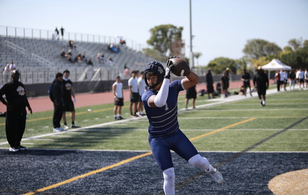 barucrios10's tweet photo. Excited to Get After It After Last Weeks 7v7
#offseasongrind
@douglocker1 @aj24vta. @FootballDPHS
@Noozhawksports 
@805hsfb https://t.co/NncXEcc7cJ