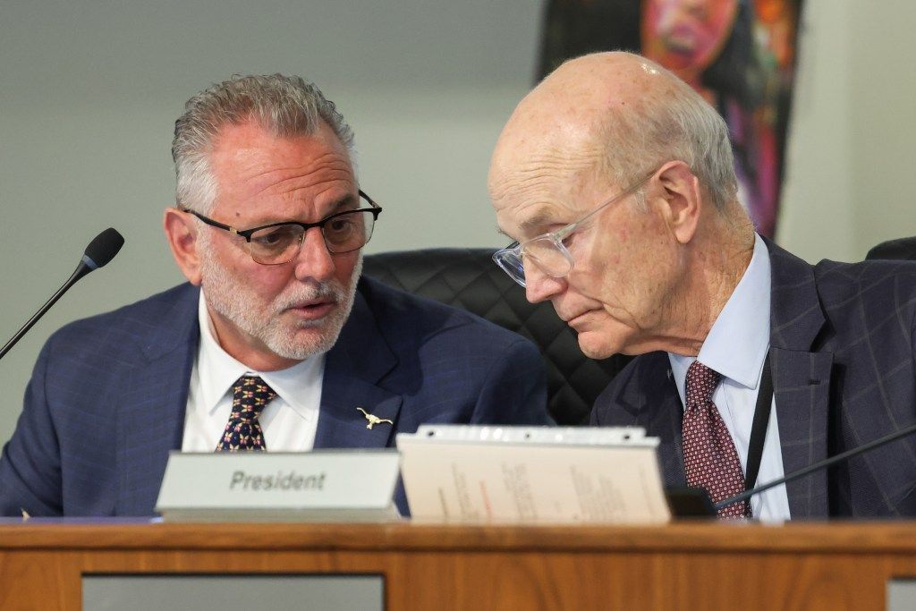 BillRealEstate's tweet photo. As FWISD Farrington Field talks resume, what lessons linger from sale of FWISD admin building?  https://t.co/M32FSY0iUV https://t.co/jSrfVlLKdh