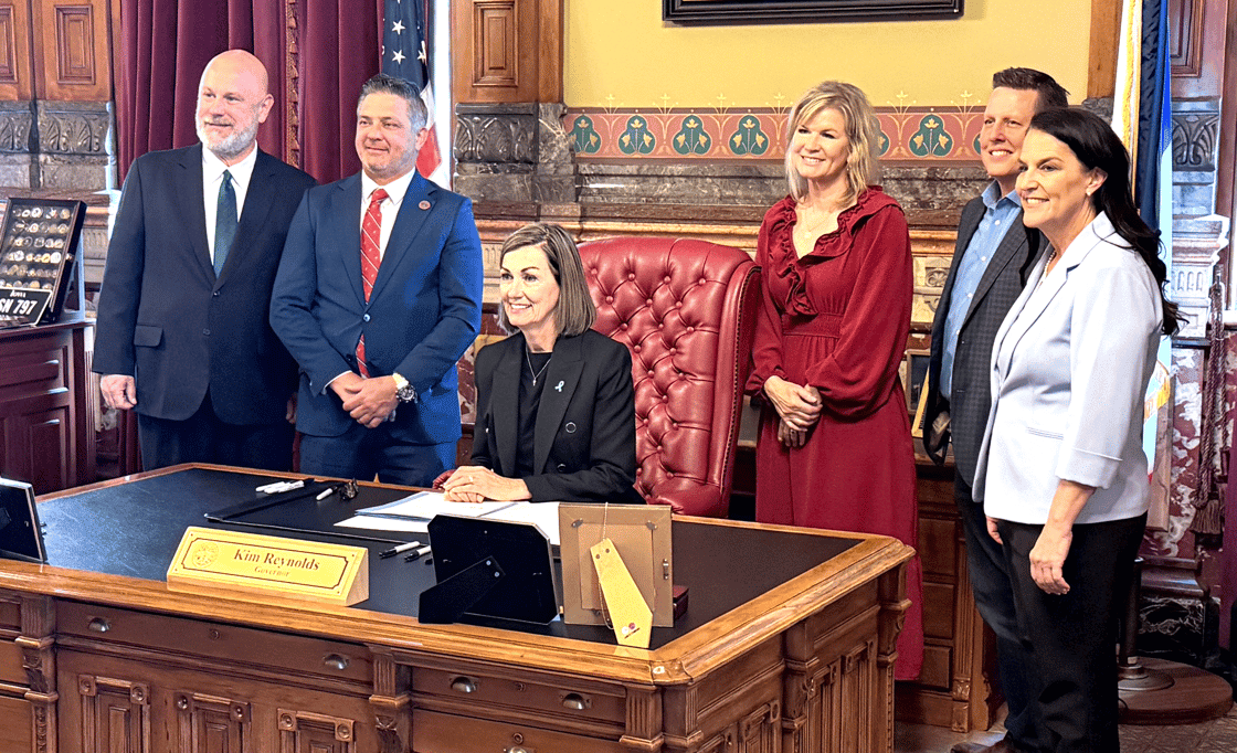 WorkersForOpp's tweet photo. Thank you @IAGovernor for signing SF 472 into law. We are proud to celebrate another major victory for worker freedom.

The law closes a loophole that allowed unions to dodge reporting requirements and stifled workers' voices.

Public employees in Iowa now have a more transparent and accountable process that empowers their voice in the workplace. @1davidguenthner @AFPIowa