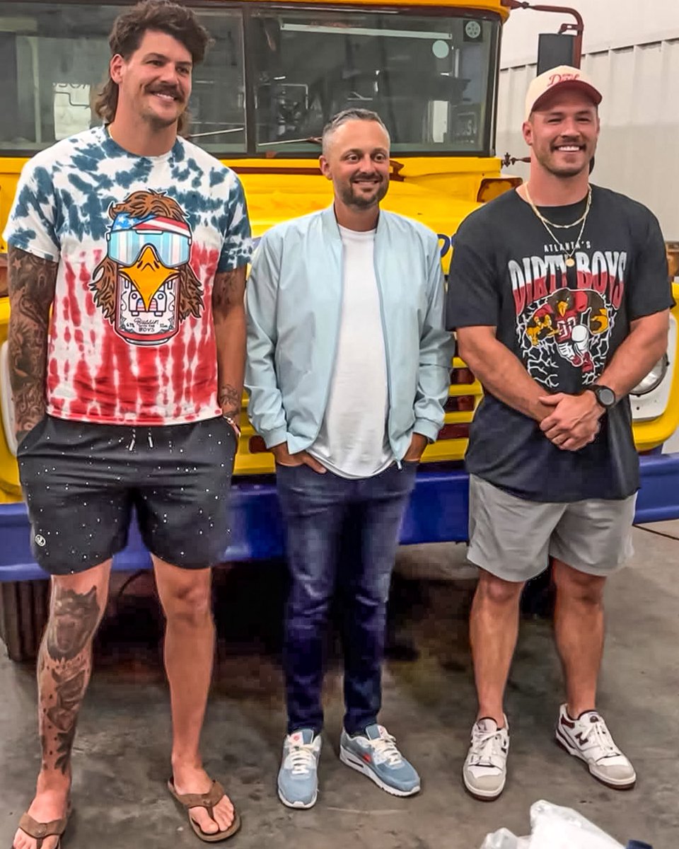 Bussin' With The Boys tweet media