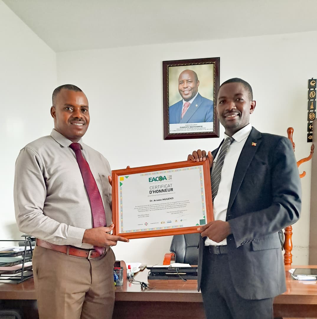 ARMC_BDI's tweet photo. 🎉 Bonne nouvelle !
L'@OPC_Burundi  a décerné ce 20 mai 2026 un certificat d’honneur à Dr Mugenzi Arsène, DG de l’@ARMC_BDI

🏅 En récompense son engagement et son soutien déterminant au succès du 5ᵉ Congrès Est-Africain des Comptables tenu à Bujumbura le 24 avril 2026 🇧🇮 https://t.co/IysRhQmzaT