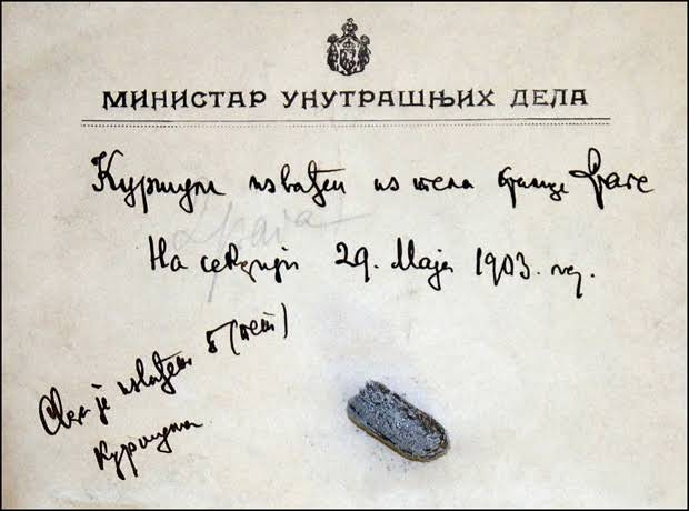 Aristokle1982's tweet photo. Imao je nesretni Aleksandar Obrenović (1893-1903) pogrešaka, manjih i većih.
Zbog slabog zdravlja i stalnih svađa između oca i majke koje su obeležile njegovo detinjstvo, te parališućeg uticaja namesništva odlikovao se  veoma specifičnim mentalnim i emotivnim sklopom.
Većina, pozitivnih tekovina u potonjem periodu   svakako jeste ishod onih tendencija i reformi koje je sprovodila dinastija Obrenović.Ponekad nezgrapno i brzo pokušali su da narod, koji je sa minornim razlikama živeo na sličan ili isti način kao i njihovi preci nekoliko vekova ranije, uvedu u moderne civilizacijkse tokove.

Pokušavali su da balansiraju između dva carstva, Austrougarske i Rusije, istovremeno su svi preostali evropski slovenski narodi gledali u Srbiju kao na "Pijemont" oslobođenja i opšte slovenske emancipacije.
Obe carevine su kranje neblagonaklono gledale na ovaj aspekt spoljnopolitičkog delovanja kuće Obrenović.

Jedno je svrgnuti određenu političku nomenklaturu sa vlasti, koja svojim nepostupanjem i sikofantskim držanjem uništava narod i zemlju, postoje rezolutni pravni i politički mehanizmi da se ovo sprovede.

No, nasrnuti na slabovidog čoveka i ženu, i seiriti se time, danima, daleko je od čovečnosti i junaštva.
Sramota i pokor, je većma gori i teži što su to gnusno delo kraljeubistva,  počinili zakleti kraljevi oficiri.

Bezčašće počinjeno u noći između 28 i 29.maja 1903 ostaće mrlja na našemu imenu dok nas bude....