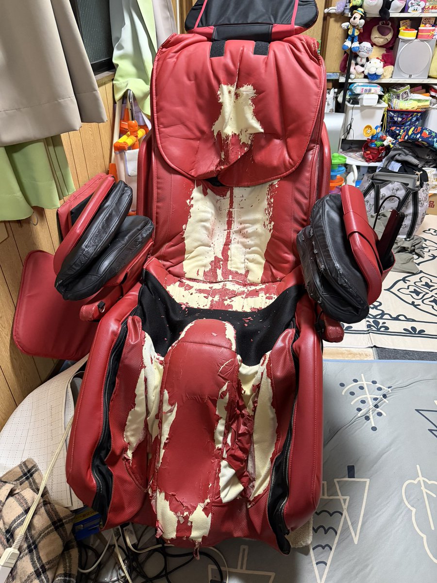 mayubono0_0's tweet photo. 明日（日付変わったから今日？）新しいマッサージチェアが届く
引き取ってもらうから
かけてたタオルケットを外したら、こんなことになってた
ひどい https://t.co/jXym5zBdez