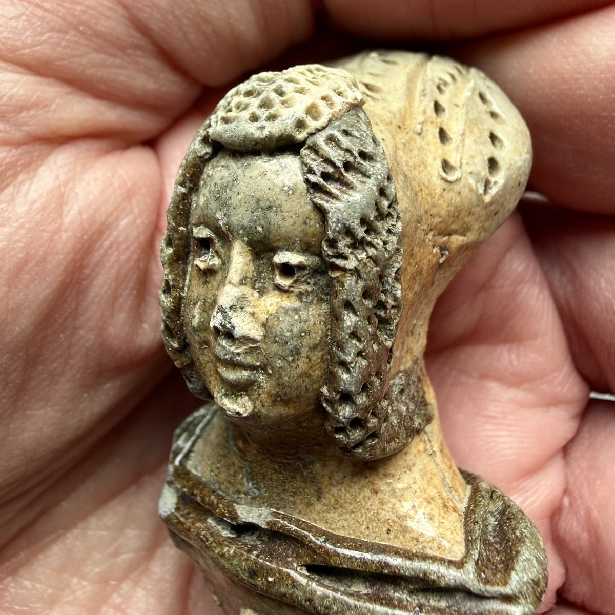thamessherds's tweet photo. Sixteenth-century head/bust from a figurine or doll, made in Germany (perhaps Aachen or Cologne). My favourite mudlarking find to date #archaeology #mudlarking https://t.co/IybVnGdbNL