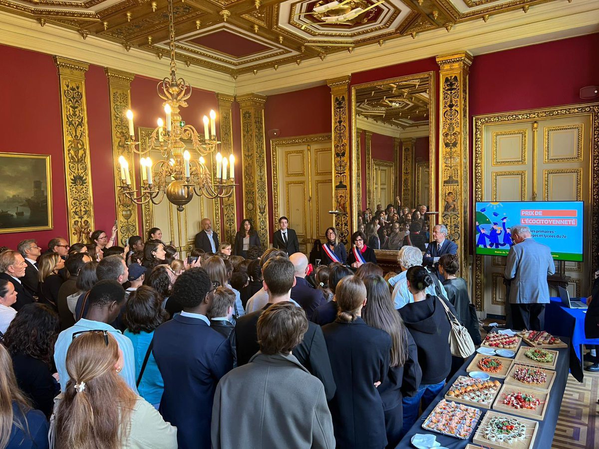 mairie7's tweet photo. Écoles, collèges, lycées du 7e : la relève écocitoyenne est là 🌱

Hier soir, @datirachida a remis les Prix de l'Écocitoyenneté lors d'une 2e édition qui récompense les initiatives les plus engagées de l'arrondissement. Bravo à tous les lauréats ! #Paris7 https://t.co/bg4mrQJa3P