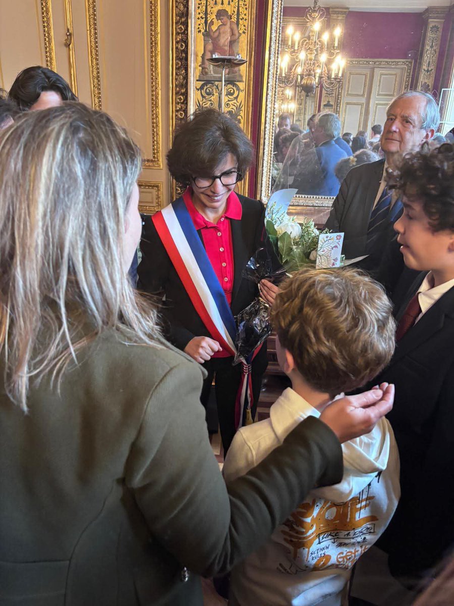 mairie7's tweet photo. Écoles, collèges, lycées du 7e : la relève écocitoyenne est là 🌱

Hier soir, @datirachida a remis les Prix de l'Écocitoyenneté lors d'une 2e édition qui récompense les initiatives les plus engagées de l'arrondissement. Bravo à tous les lauréats ! #Paris7 https://t.co/bg4mrQJa3P