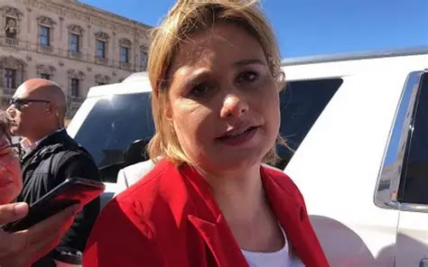 J4feT_25's tweet photo. "O sea, si sabía que había un operativo, pero no sabía que habían agentes de la CIA en Chihuahua, pero autoricé el operativo, pero no que entraran agentes de la CIA, pero nosotros si combatimos al crimen, pero no me informaron de nada..."

- María Eugenia CalderRON Campos 🥴 https://t.co/kG4goqGyvr