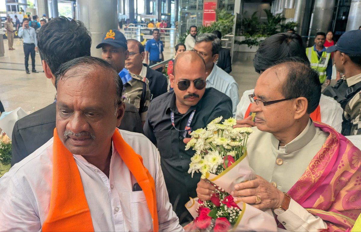 GoliForBJP's tweet photo. కేంద్ర వ్యవసాయ శాఖ మంత్రి శ్రీ శివరాజ్ సింగ్ చౌహాన్ గారికి శంషాబాద్ విమానాశ్రయంలో ఘన స్వాగతం పలికిన బీజేపీ రాష్ట్ర కిసాన్ మోర్చా అధ్యక్షులు బసవాపురం లక్ష్మీనరసయ్య గారు, కిసాన్ మోర్చా జాతీయ నాయకులు గోలి మధుసూదన్ రెడ్డి గారు, బసవ పాపయ్య గౌడ్ గారు మరియు రాష్ట్ర కిసాన్ మోర్చా నాయకులు https://t.co/IfrwR1klPH