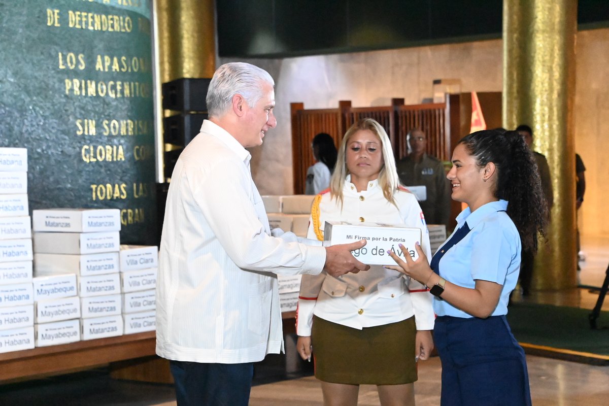 PresidenciaCuba's tweet photo. 🇨🇺| Representantes de la sociedad civil entregaron al Presidente @DiazCanelB, de manera simbólica, las planillas con las rúbricas del movimiento "Mi Firma por la Patria", en el que más de 6 millones de cubanas y cubanos expresaron su rechazo a la guerra.

https://t.co/74ltFwTQfd https://t.co/vrG4Cfa9Qo