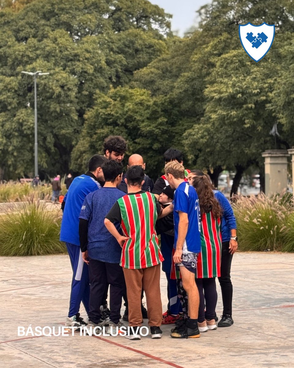 VelezInclusion's tweet photo. 🏀EXHIBICIÓN DE DEPORTES URBANOS

La actividad de básquet inclusivo de Club Atlético Vélez Sarsfield estuvo presente en la muestra de deportes urbanos organizada por Deportes BA, realizada en Plaza Haití. https://t.co/EzJjHueM5x