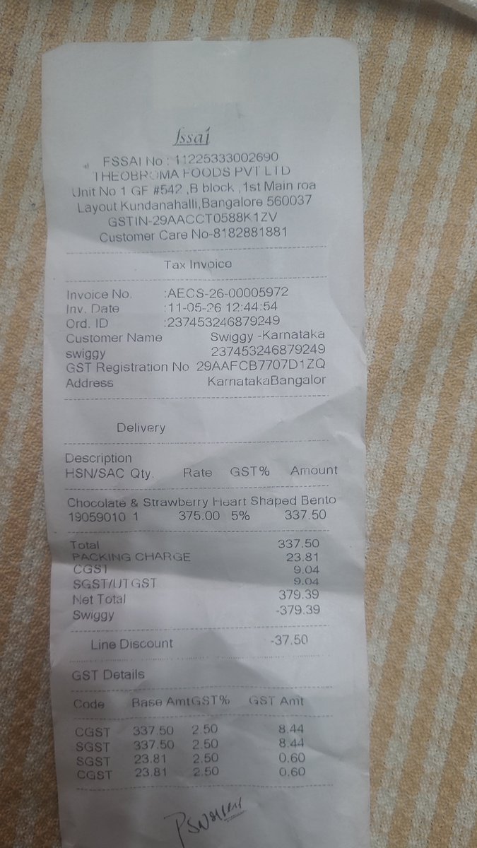 itzmeamal6896's tweet photo. Swiggy scam
Lost 3000rs.
I ordered a cake for 380 rs.The swiggy agent(rahul) call and told the amount is not credited and I need to pay the delivery boy.
After sometime the agent (rahul) again called and told the payment is successful and the delivery boy will return the amount. https://t.co/MIFiKVurAc