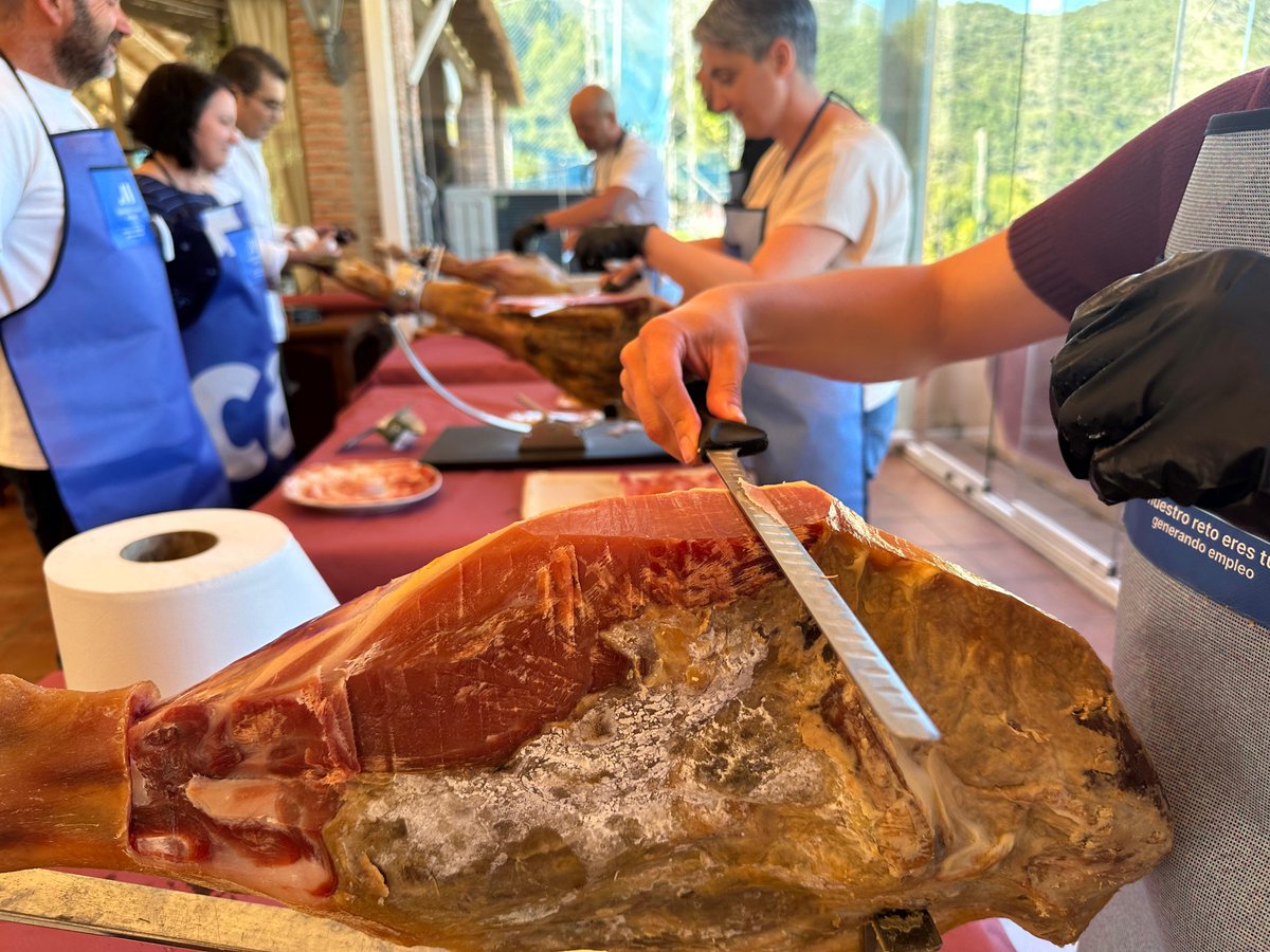 empleaMLG's tweet photo. 🐖🔪 Hoy se ha celebrado en Ojén el Curso de Corte de Jamón para Hostelería, una formación práctica para mejorar habilidades y dar valor al perfil profesional.

🗓 20 y 21 de mayo
🕔 17:00 a 21:00 h
📌 Fogón de Flore (Polideportivo Municipal de Ojén)

Una apuesta por la formación especializada y el empleo en el sector hostelero 👌

#DiputaciónDeMálaga #Empleo #Formación