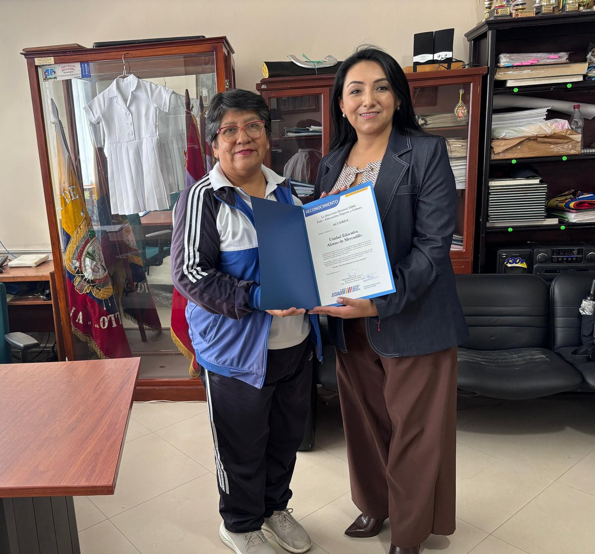 Johanna41471995's tweet photo. Se entregó reconocimientos a directivos de las instituciones educativas que celebran años de vida institucional, por su invaluable aporte a la formación de nuestros estudiantes.
Su trayectoria y compromiso fortalecen el presente y futuro de la educación lojana. #ElNuevoEcuador https://t.co/264rUlgViu