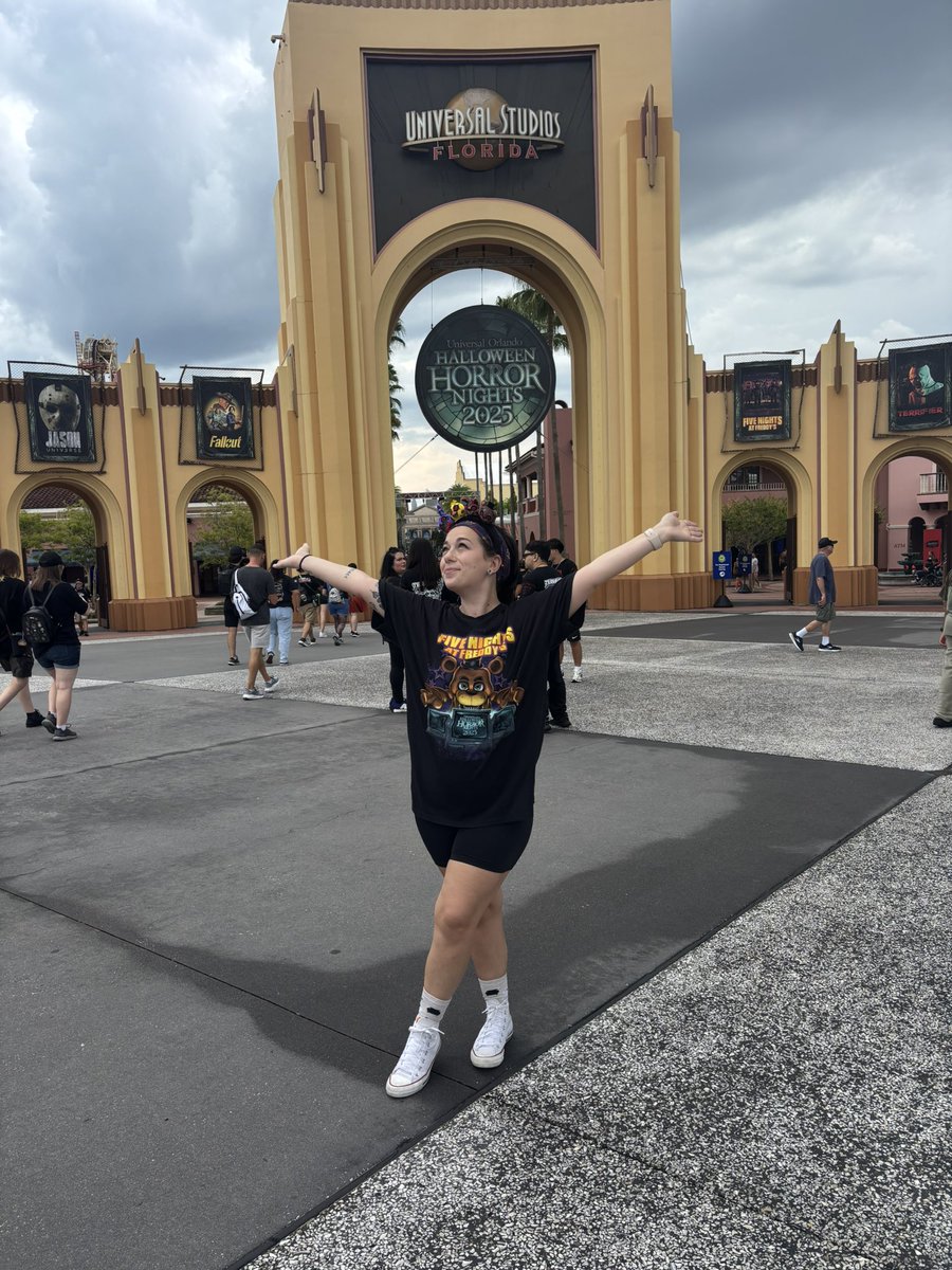 titsoakkels's tweet photo. happy 100 days until #hhn35 👻 can’t wait to be back in the fog @HorrorNightsORL https://t.co/sM7qcP21Wr