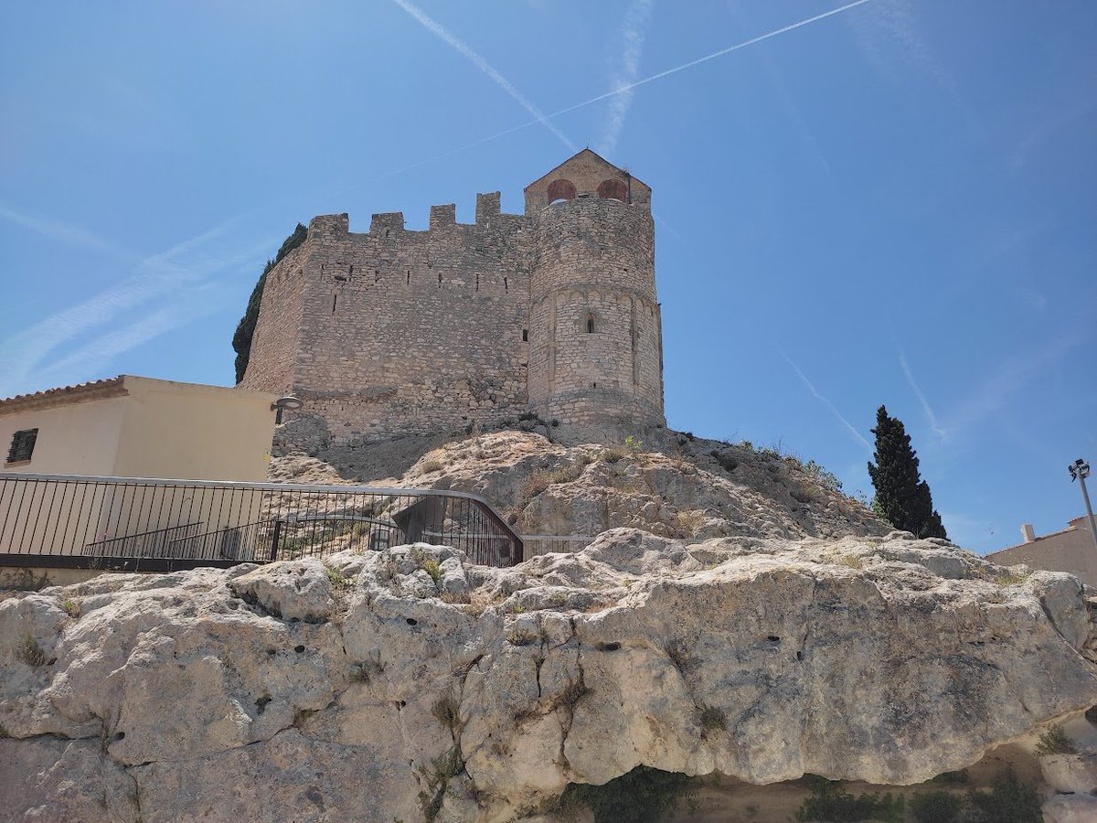 PratsCarles's tweet photo. El castell de Calafell és un lloc que mereix una visita detinguda. Les primeres mencions de la fortalesa es remunten a l'any 999, en plena conquesta. El 1640 els castellans l'enderrocaren, però tanmateix l'església romànica es conservà. https://t.co/dMnIMdqGe3