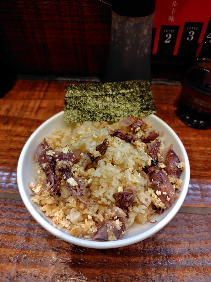 kenchi1647's tweet photo. 水曜の夜にがんこ立川ラーメン🍜✨️
仕事終わりに妻から夕飯ないよ〜LINE

ではではということで
まずは冷し紫蘇塩ラーメン✨️塩レベル５
鶏チャーシューうまぁ〜🐓
冷しスープもサッパリキレッキレッキンキンで美味しい一杯🎵✨️
丼も冷し専用でオシャレに🎵✨️

@gankotachikawab https://t.co/3AcLK5j51v