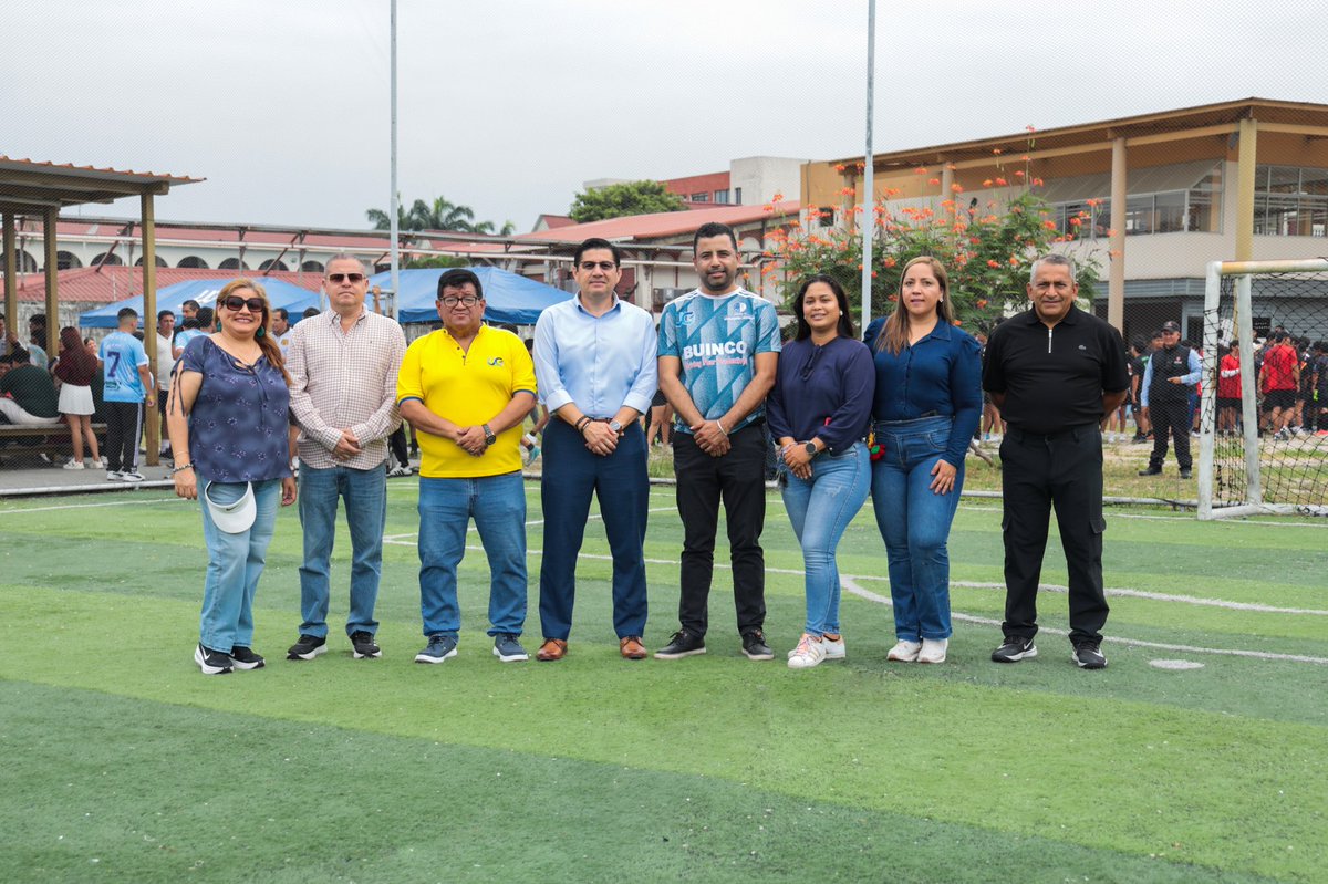 PacoRector's tweet photo. Compartimos junto a docentes y estudiantes de la Facultad de Ciencias Matemáticas y Físicas la inauguración de sus primeros juegos internos, una jornada que fortalece la integración, el trabajo en equipo y el espíritu universitario.

https://t.co/z43kAToXEe https://t.co/cwppMtobTM