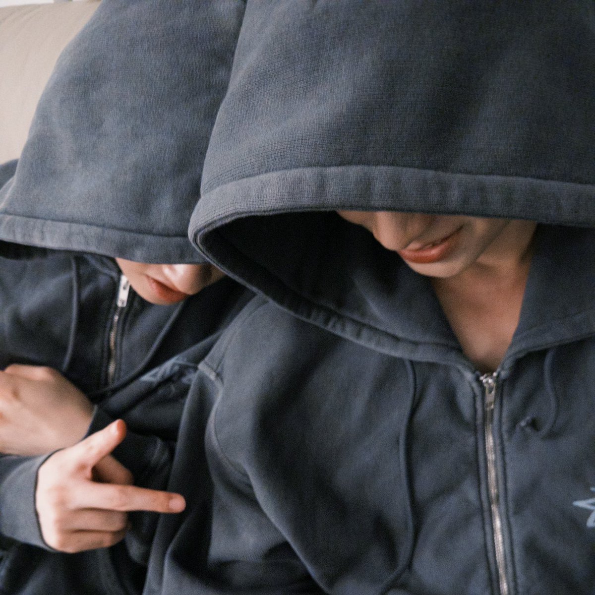 withluvtmk's tweet photo. the level of commitment to hiding the hair is CRAZY they’re saving brown hair! thomas as anwar to gag everyone once the pilot airs https://t.co/yPk893Q7ef